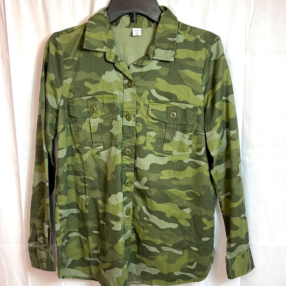 Old Navy Camo ladies button down, longsleeve shirt, size small New